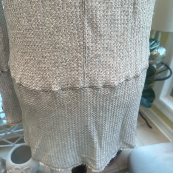 Free People XS EUC Deconstructed Long Sleeve Light Gray Oversized Thermal Top - Picture 8 of 8